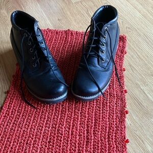 Cliffs by White Mountain Ankle Boots.  Size 9 1/2 M.  Preowned good condition.